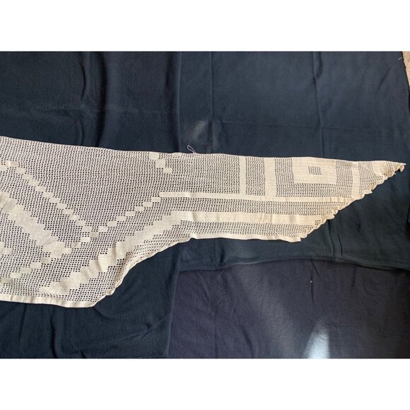 Crocheted Antique Mantle Scarf With Geometric Design 18" X 107" - Picture 11 of 12